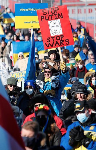 JOHN WOODS / WINNIPEG FREE PRESS
People gather at a rally in support of Ukraine and against the Russian invasion at the Manitoba Legislature Sunday, March 6, 2022.