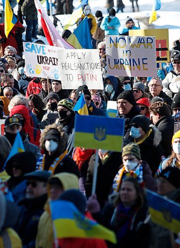 JOHN WOODS / WINNIPEG FREE PRESS
People gather at a rally in support of Ukraine and against the Russian invasion at the Manitoba Legislature Sunday, March 6, 2022.