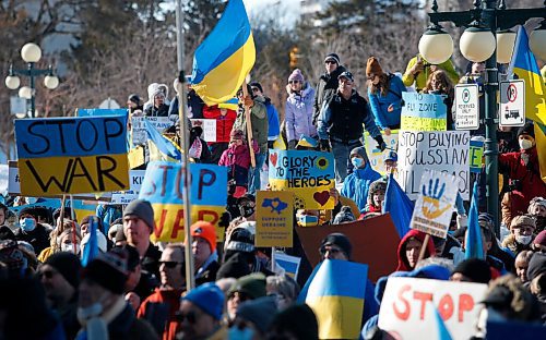 JOHN WOODS / WINNIPEG FREE PRESS
People gather at a rally in support of Ukraine and against the Russian invasion at the Manitoba Legislature Sunday, March 6, 2022.