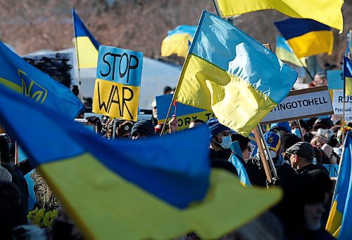 JOHN WOODS / WINNIPEG FREE PRESS
People gather at a rally in support of Ukraine and against the Russian invasion at the Manitoba Legislature Sunday, March 6, 2022.