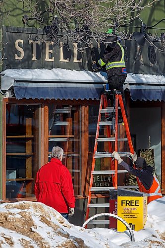 MIKE DEAL / WINNIPEG FREE PRESS
The sign at the Stella's Bakery on Sherbrook is taken down as the bakery is in the process of moving to Corydon Avenue.
220307 - Monday, March 07, 2022.