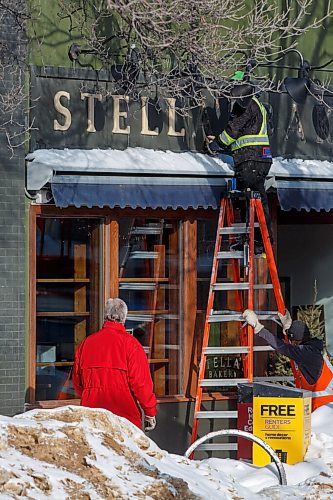 MIKE DEAL / WINNIPEG FREE PRESS
The sign at the Stella's Bakery on Sherbrook is taken down as the bakery is in the process of moving to Corydon Avenue.
220307 - Monday, March 07, 2022.