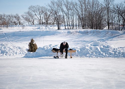 JESSICA LEE / WINNIPEG FREE PRESS

Mel Larson unlaces his skates after a skate on the Red River on March 7, 2022.


