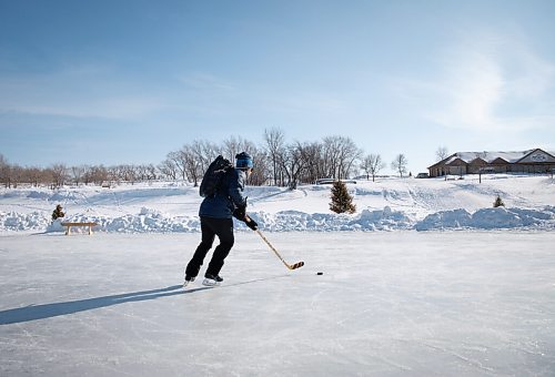 JESSICA LEE / WINNIPEG FREE PRESS

Billy Buskell skates on the Red River with a hockey stick and puck on March 7, 2022.


