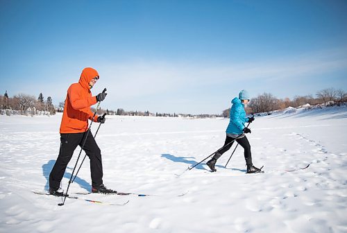 JESSICA LEE / WINNIPEG FREE PRESS

Trevor Sims (in orange) and friend skis near the Red River on March 7, 2022.



