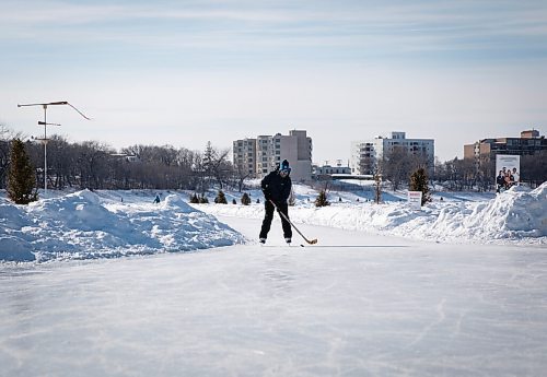 JESSICA LEE / WINNIPEG FREE PRESS

Billy Buskell skates on the Red River with a hockey stick and puck on March 7, 2022.



