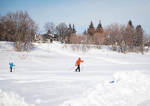 JESSICA LEE / WINNIPEG FREE PRESS

Trevor Sims (in orange) and friend skis near the Red River on March 7, 2022.


