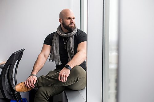 MIKAELA MACKENZIE / WINNIPEG FREE PRESS

Ryan Caligiuri, who was one of the first Manitobans to get covid, poses for a portrait in his office in Winnipeg on Tuesday, March 8, 2022. For Kevin story.
Winnipeg Free Press 2022.