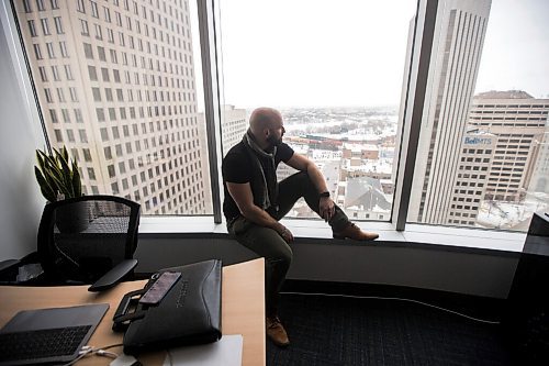 MIKAELA MACKENZIE / WINNIPEG FREE PRESS

Ryan Caligiuri, who was one of the first Manitobans to get covid, poses for a portrait in his office in Winnipeg on Tuesday, March 8, 2022. For Kevin story.
Winnipeg Free Press 2022.