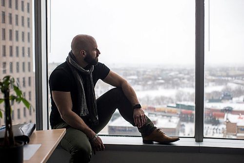 MIKAELA MACKENZIE / WINNIPEG FREE PRESS

Ryan Caligiuri, who was one of the first Manitobans to get covid, poses for a portrait in his office in Winnipeg on Tuesday, March 8, 2022. For Kevin story.
Winnipeg Free Press 2022.