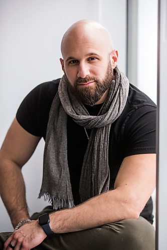 MIKAELA MACKENZIE / WINNIPEG FREE PRESS

Ryan Caligiuri, who was one of the first Manitobans to get covid, poses for a portrait in his office in Winnipeg on Tuesday, March 8, 2022. For Kevin story.
Winnipeg Free Press 2022.