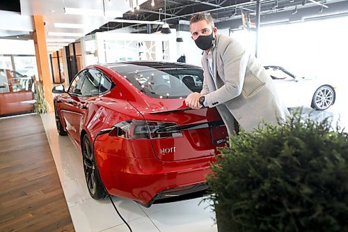 RUTH BONNEVILLE / WINNIPEG FREE PRESS

Biz - Tesla sales 

Portrait of Trevor Nott, owner of Nott Autocorp, next to a Tesla -  2021, model S Plaid edition, in his showroom.

Nott has seen a huge spike in people buying Teslas, especially as the price of gas increases.

Story - Gabby Piché

March 8th,  2022
