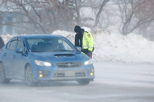 MIKE DEAL / WINNIPEG FREE PRESS
Winnipeg Police directing trafic at McGillivray Blvd and McCreary Road, Tuesday afternoon.
A serious multi-vehicle crash, involving more than a dozen vehicles, has blocked off McGillivray Boulevard between McCreary Road and the Perimeter Highway.
220308 - Tuesday, March 08, 2022.