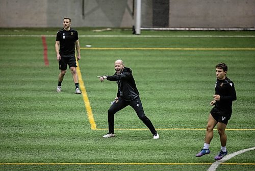 JESSICA LEE / WINNIPEG FREE PRESS

Coach Phillip Dos Santos (centre) is photographed during Valour FC soccer practice on March 8, 2022 at Winnipeg Soccer Federation South.

Reporter: Taylor

