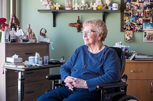 MIKAELA MACKENZIE / WINNIPEG FREE PRESS

Margaret Ward, a survivor of covid in the second wave, poses for a portrait in her room at the Convalescent Home of Winnipeg in Winnipeg on Wednesday, March 9, 2022. For Kevin story.
Winnipeg Free Press 2022.