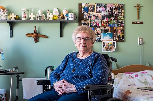 MIKAELA MACKENZIE / WINNIPEG FREE PRESS

Margaret Ward, a survivor of covid in the second wave, poses for a portrait in her room at the Convalescent Home of Winnipeg in Winnipeg on Wednesday, March 9, 2022. For Kevin story.
Winnipeg Free Press 2022.