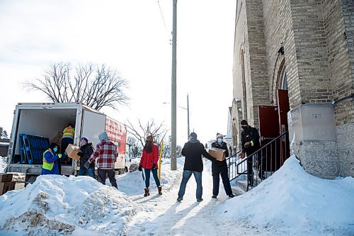 MIKE DEAL / WINNIPEG FREE PRESS
Volunteers unload a truck of donated food for the Springs Inner City food bank, 648 Burrows Ave, Thursday morning. The food bank has been active for over 20 years and has about 600 registered families.
220310 - Thursday, March 10, 2022.