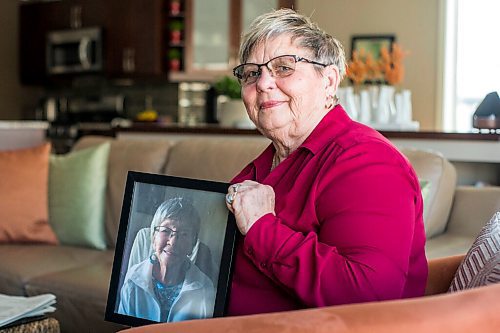 MIKAELA MACKENZIE / WINNIPEG FREE PRESS

Sandra Smerek poses for a portrait while holding a photo of her mother, Bernice Oleschuk (who died of COVID), in Winnipeg on Thursday, March 10, 2022. For Kevin story.
Winnipeg Free Press 2022.