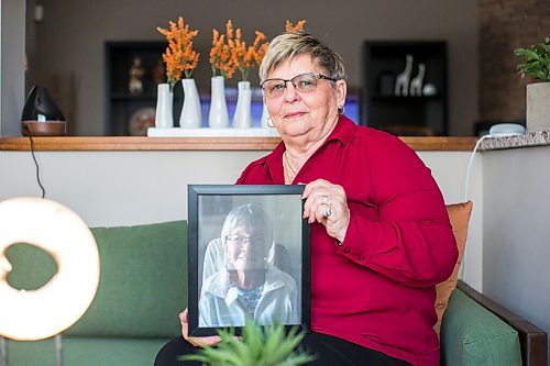 MIKAELA MACKENZIE / WINNIPEG FREE PRESS

Sandra Smerek poses for a portrait while holding a photo of her mother, Bernice Oleschuk (who died of COVID), in Winnipeg on Thursday, March 10, 2022. For Kevin story.
Winnipeg Free Press 2022.