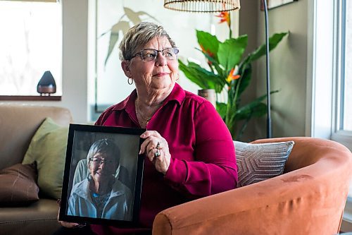 MIKAELA MACKENZIE / WINNIPEG FREE PRESS

Sandra Smerek poses for a portrait while holding a photo of her mother, Bernice Oleschuk (who died of COVID), in Winnipeg on Thursday, March 10, 2022. For Kevin story.
Winnipeg Free Press 2022.