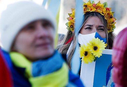 JOHN WOODS / WINNIPEG FREE PRESS
People gather at a rally in support of Ukraine and against the Russian invasion at the Manitoba Legislature Sunday, March 13, 2022.