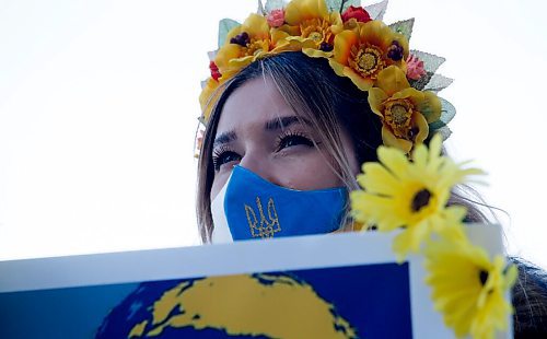 JOHN WOODS / WINNIPEG FREE PRESS
People gather at a rally in support of Ukraine and against the Russian invasion at the Manitoba Legislature Sunday, March 13, 2022.