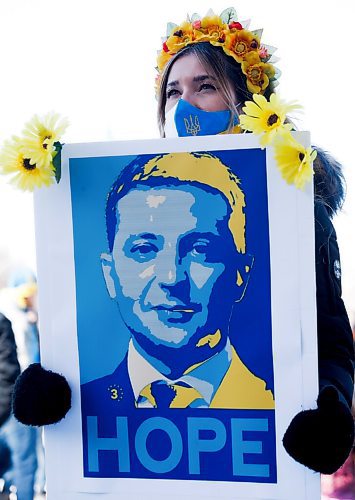 JOHN WOODS / WINNIPEG FREE PRESS
People gather at a rally in support of Ukraine and against the Russian invasion at the Manitoba Legislature Sunday, March 13, 2022.