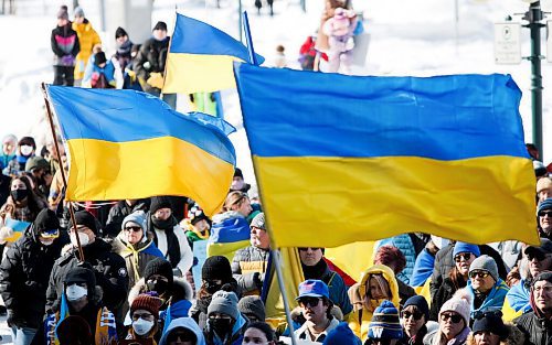 JOHN WOODS / WINNIPEG FREE PRESS
People gather at a rally in support of Ukraine and against the Russian invasion at the Manitoba Legislature Sunday, March 13, 2022.