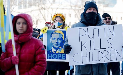 JOHN WOODS / WINNIPEG FREE PRESS
People gather at a rally in support of Ukraine and against the Russian invasion at the Manitoba Legislature Sunday, March 13, 2022.