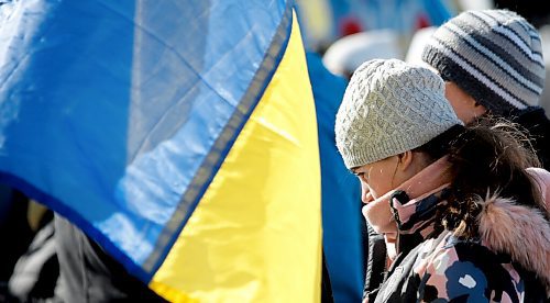 JOHN WOODS / WINNIPEG FREE PRESS
People gather at a rally in support of Ukraine and against the Russian invasion at the Manitoba Legislature Sunday, March 13, 2022.