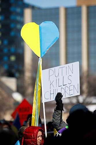 JOHN WOODS / WINNIPEG FREE PRESS
People gather at a rally in support of Ukraine and against the Russian invasion at the Manitoba Legislature Sunday, March 13, 2022.