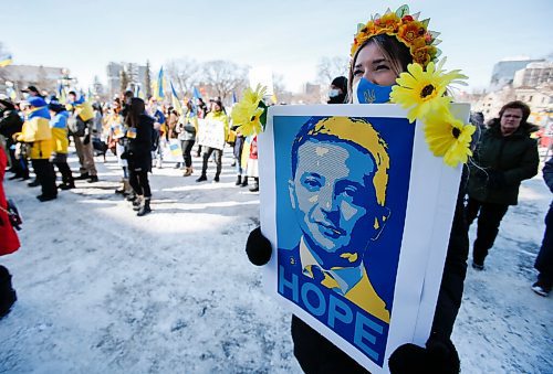 JOHN WOODS / WINNIPEG FREE PRESS
People gather at a rally in support of Ukraine and against the Russian invasion at the Manitoba Legislature Sunday, March 13, 2022.