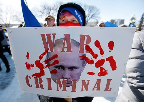 JOHN WOODS / WINNIPEG FREE PRESS
People gather at a rally in support of Ukraine and against the Russian invasion at the Manitoba Legislature Sunday, March 13, 2022.