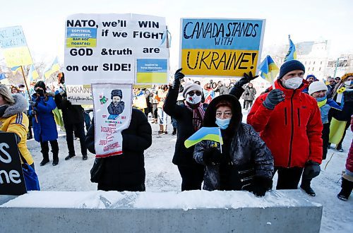 JOHN WOODS / WINNIPEG FREE PRESS
People gather at a rally in support of Ukraine and against the Russian invasion at the Manitoba Legislature Sunday, March 13, 2022.