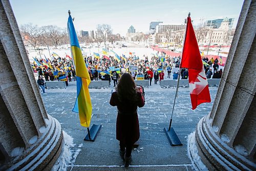 JOHN WOODS / WINNIPEG FREE PRESS
People gather at a rally in support of Ukraine and against the Russian invasion at the Manitoba Legislature Sunday, March 13, 2022.