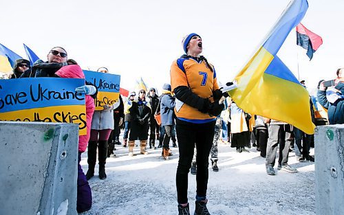 JOHN WOODS / WINNIPEG FREE PRESS
Daria Lukie gathers with people at a rally in support of Ukraine and against the Russian invasion at the Manitoba Legislature Sunday, March 13, 2022.