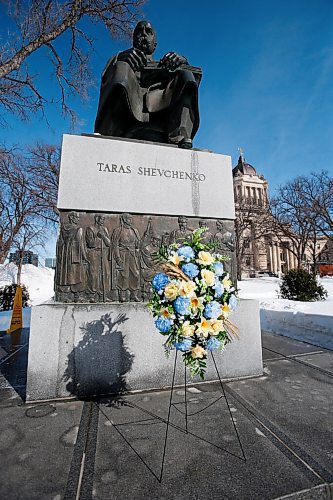 JOHN WOODS / WINNIPEG FREE PRESS
A wreath was placed at a Shevchenko statue as people gather at a rally in support of Ukraine and against the Russian invasion at the Manitoba Legislature Sunday, March 13, 2022.