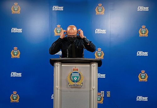 JESSICA LEE / WINNIPEG FREE PRESS

Constable Claude Chancy puts his mask on after finishing a press conference on March 14, 2022 at Winnipeg Police Service headquarters. Starting tomorrow, in-person press conferences at the police headquarters will begin again.

Reporter: Erik



