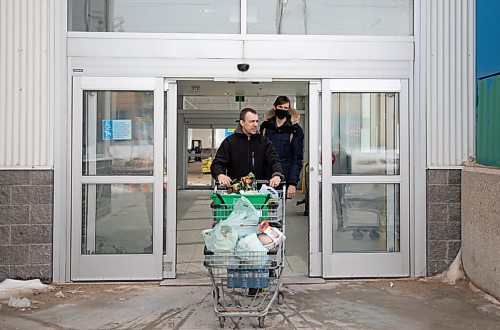 JESSICA LEE / WINNIPEG FREE PRESS

Shoppers at The Real Canadian Superstore on Sargent are photographed March 15, 2022, the first day the mask mandates have been removed.

Reporter: Chris


