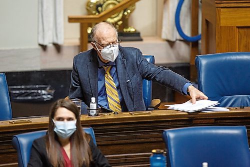 MIKE DEAL / WINNIPEG FREE PRESS
Jon Gerrard, MB Liberal MLA for River Heights, wore a mask during question period.
MLA's during Question Period on the first day that the province has lifted all remaining public health orders, leaving it up to individuals to decide if they want to wear masks. Some MLA's decided to continue wearing masks, many did not.
220315 - Tuesday, March 15, 2022.