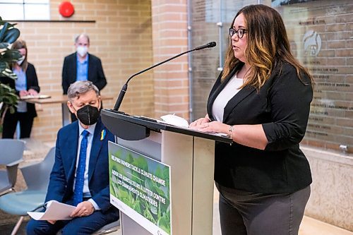 MIKAELA MACKENZIE / WINNIPEG FREE PRESS

Lynda Nicol, executive director of the Manitoba Association of Watersheds, speaks at an press conference announcing federal investments to support sustainable practices helping Manitoba farms fight climate change at the University of Manitoba in Winnipeg on Thursday, March 17, 2022. For Gabby story.
Winnipeg Free Press 2022.