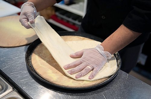 JESSICA LEE / WINNIPEG FREE PRESS

Chef Dann Carlo Ignacio works on pizza dough on March 15, 2022 at Little Nanas Italian Kitchen.

Reporter: Dave


