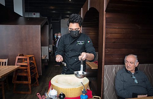 JESSICA LEE / WINNIPEG FREE PRESS

Chef Dann Carlo Ignacio prepares Amatriciana Cheese Wheel on March 15, 2022 at Little Nanas Italian Kitchen while diner Frank (right) watches.

Reporter: Dave

