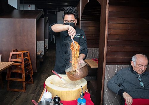 JESSICA LEE / WINNIPEG FREE PRESS

Chef Dann Carlo Ignacio prepares Amatriciana Cheese Wheel on March 15, 2022 at Little Nanas Italian Kitchen.

Reporter: Dave


