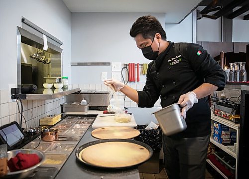 JESSICA LEE / WINNIPEG FREE PRESS

Chef Dann Carlo Ignacio sprinkles flour before working on pizza dough on March 15, 2022 at Little Nanas Italian Kitchen.

Reporter: Dave



