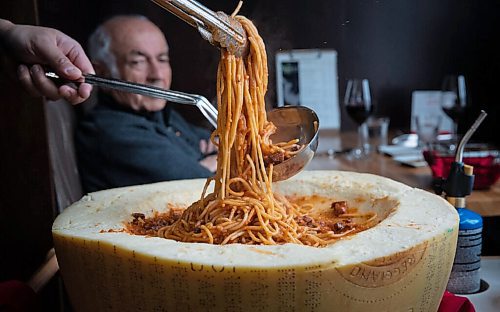 JESSICA LEE / WINNIPEG FREE PRESS

Chef Dann Carlo Ignacio prepares Amatriciana Cheese Wheel on March 15, 2022 at Little Nanas Italian Kitchen while diner Frank (background) watches.

Reporter: Dave
