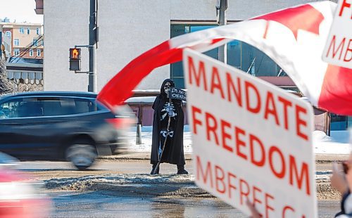 MIKE DEAL / WINNIPEG FREE PRESS
The "Grim Reaper" stands on the Main Street boulevard protesting the anti-mask protest.
Around fifty people showed up outside City Hall to protest mask mandates that are still restricting City of Winnipeg employees; they must wear masks while they are working.
Though the "medical expert," a "nurse" spouted falsehoods including that there is no virus and that the vaccine doesn't work.
"STANDING 4 UNITY" andThings That Matter will be joining many Winnipeg citizens in a peaceful rally toencourage Mayor Brian Bowman to drop the mask and vaccine mandates for cityworkers.
See Joyanne Pursaga story
220317 - Thursday, March 17, 2022.