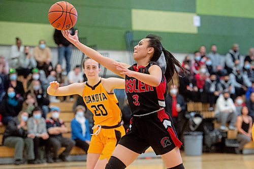 Mike Sudoma / Winnipeg Free Press
Sisler Spartans, Yna Guerra reaches for a pass as her team takes on the Dakota Lancers at Garden City Collegiate Thursday evening
March 17, 2022