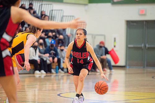 Mike Sudoma / Winnipeg Free Press
Sisler Spartans, Alyssa Doneza looks for a pass during their game against the Dakota Lancers at Garden City Collegiate Thursday evening
March 17, 2022