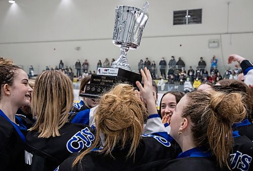 JESSICA LEE / WINNIPEG FREE PRESS

Collège Jeanne-Sauvé players hold the trophy above their heads. They won the womens high school hockey championship against J.H. Bruns (3-0) on March 17, 2022 during the third finals game. 

Reporter: Taylor



